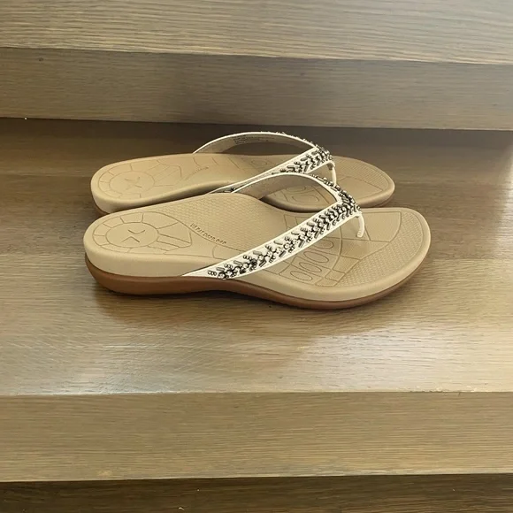 Aetrex Jules Slip On Thong Sandal in Cream - Picture 3 of 6